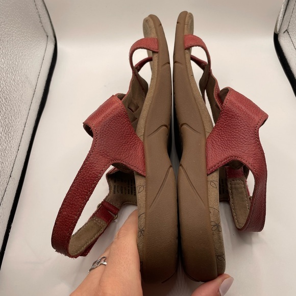 Taos Nirvana Women's Red leather Sandals size 8 - Picture 7 of 9